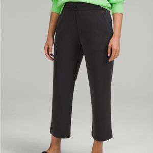 NWT - SOFTSTREME HIGH-RISE STRAIGHT LEG CROP size 6